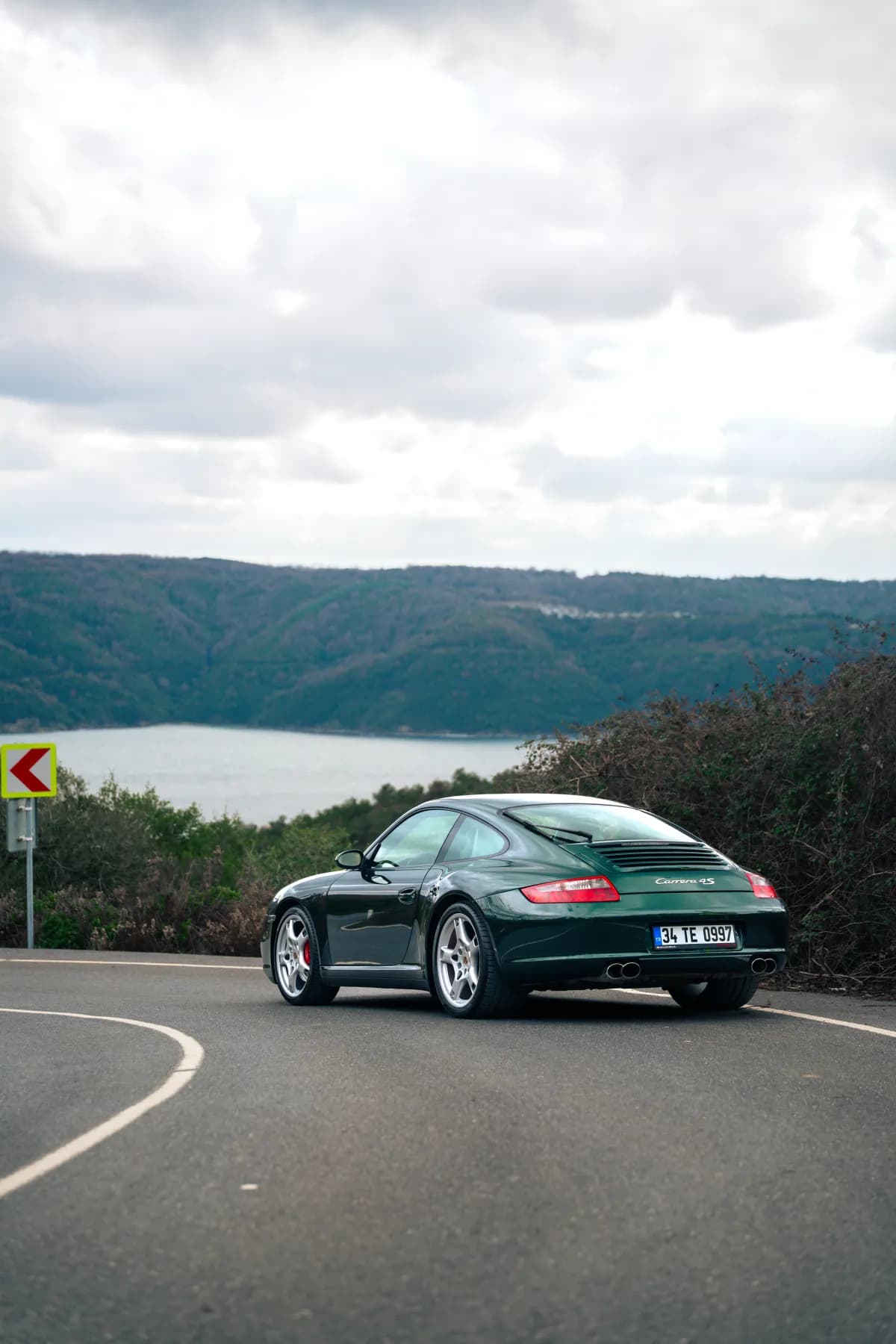 Yeşil Porsche 997 Boğaz manzarasında