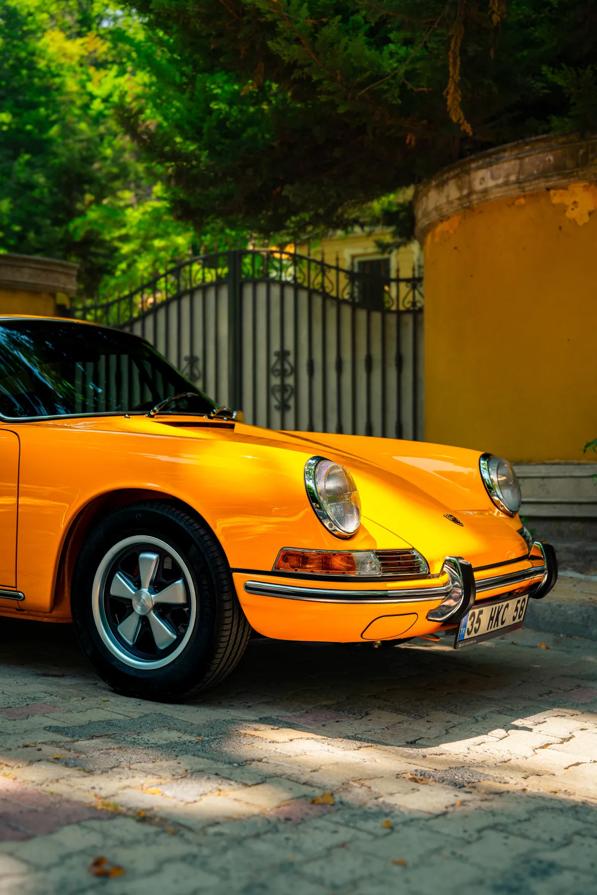 Turuncu klasik Porsche 911