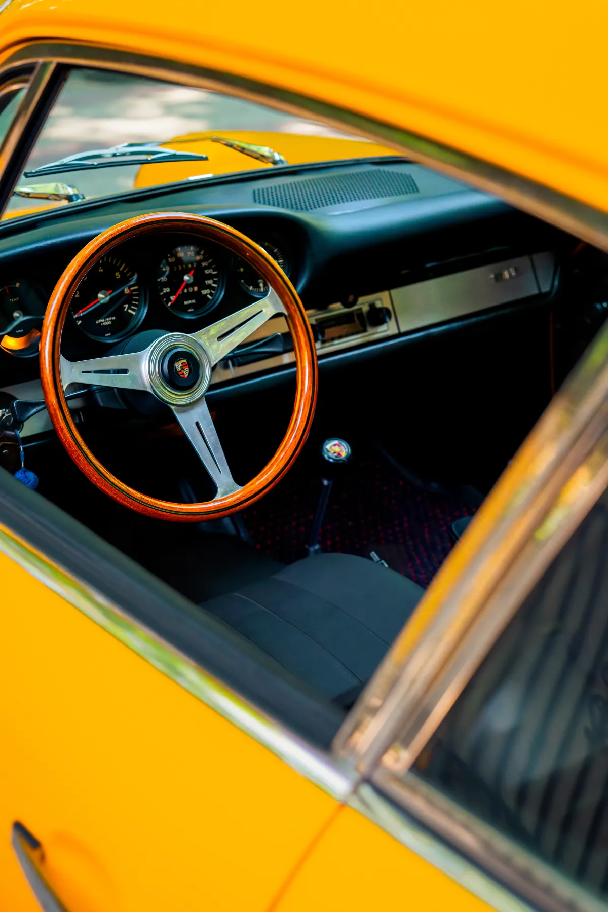 Klasik Porsche 911 iç mekan ahşap direksiyon