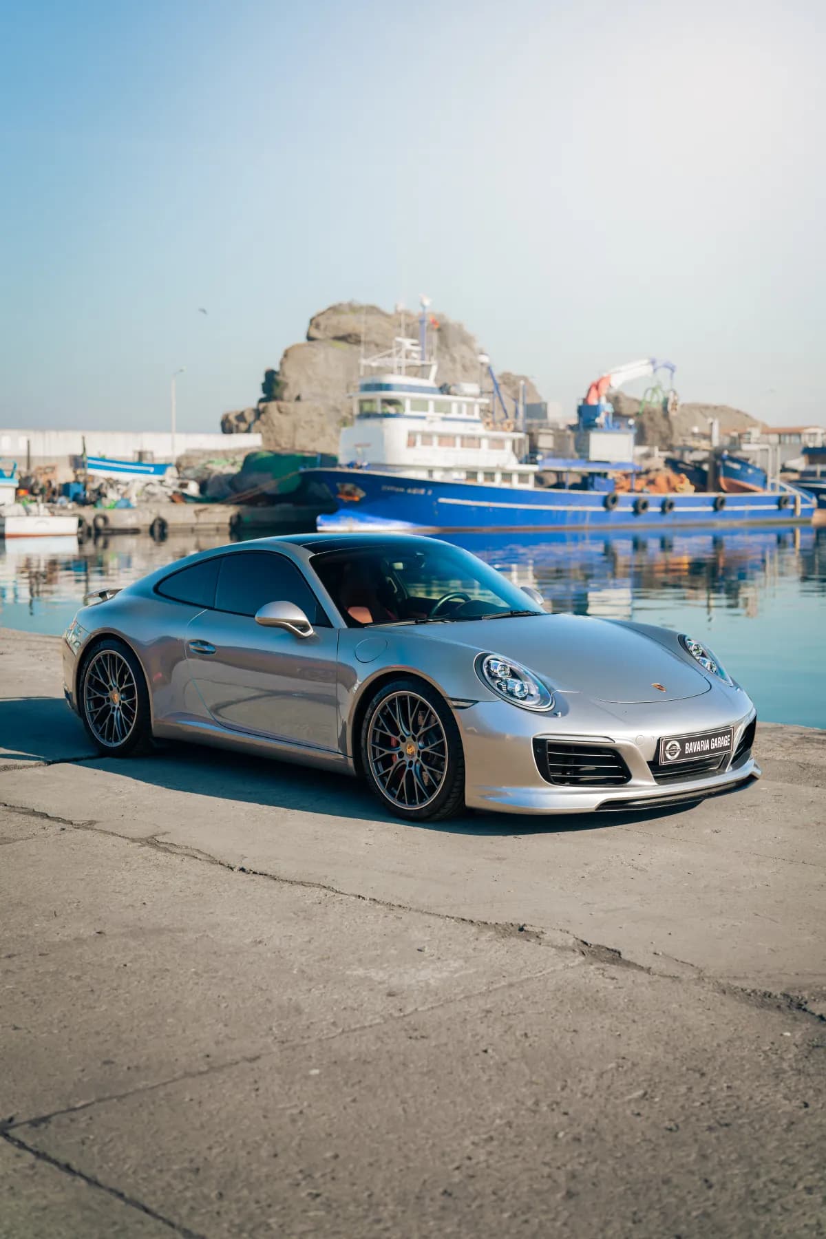 Gümüş Porsche 911 limanda