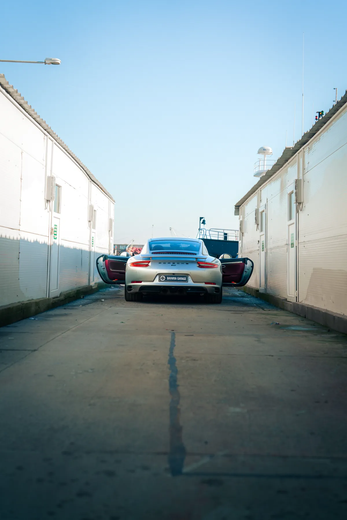 Gümüş Porsche 991 dar sokakta