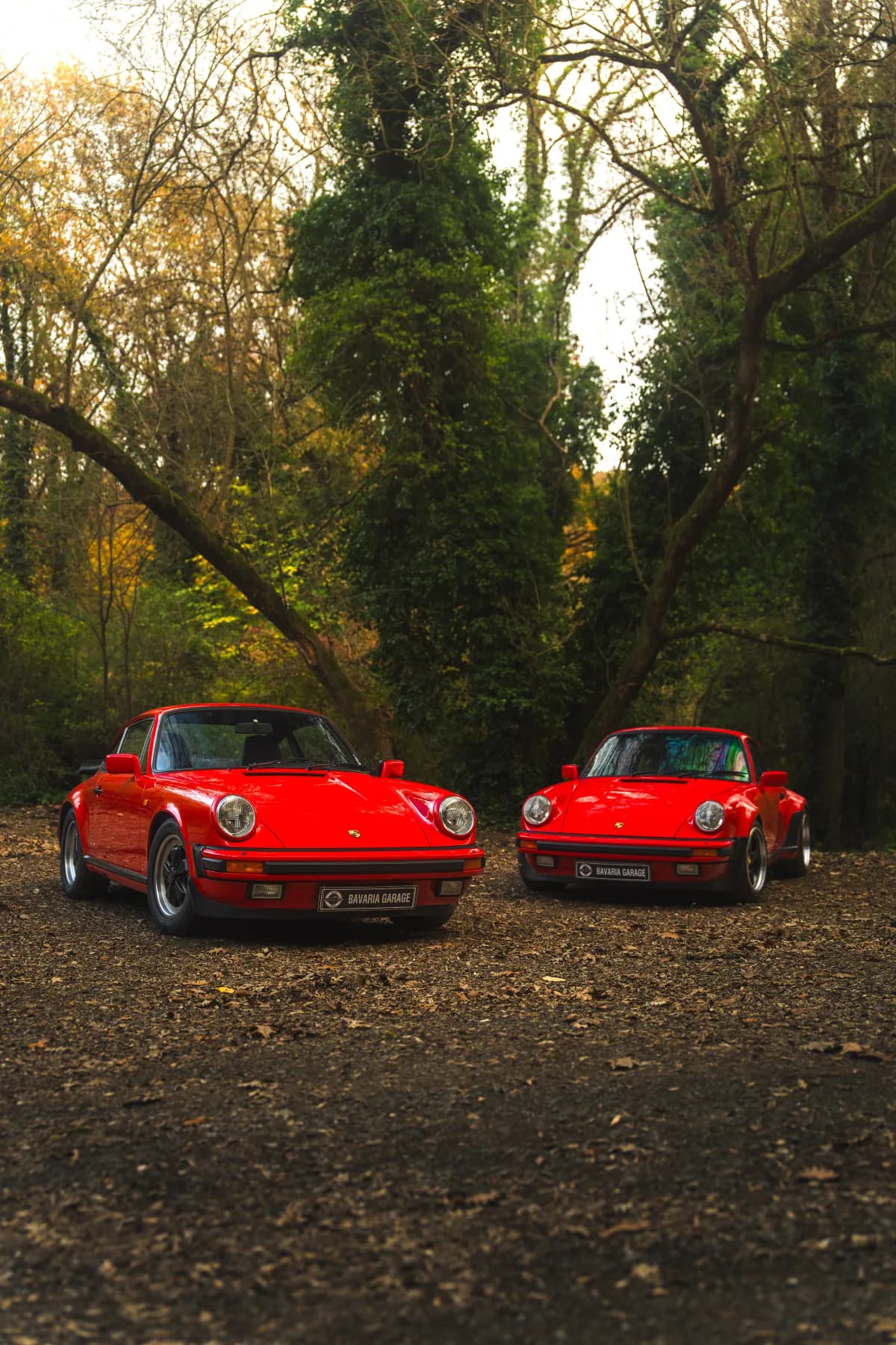 İki kırmızı Porsche 930 yan yana