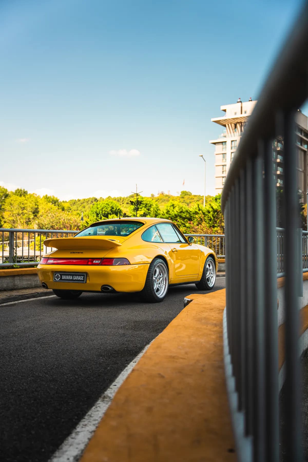 Sarı Porsche 993 köprüde