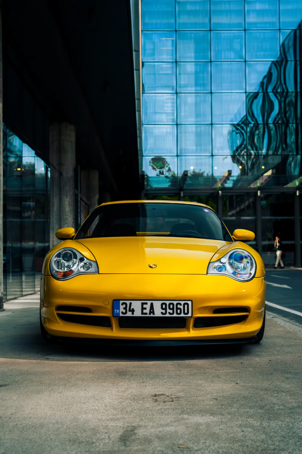 Sarı Porsche GT3 şehir manzarasında